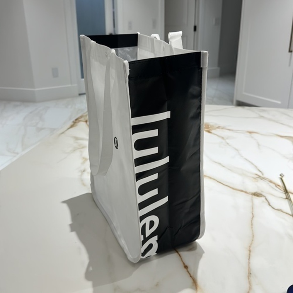 Lululemon Large shopper - Picture 2 of 2